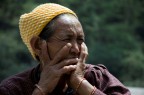 Donna Nepalese al confine con il Tibet.