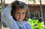 Bambina davanti ad una moschea ad Istambul