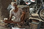 Jaipur, India: per 5 Rupie ti lucida le scarpe, una riparazione per non pi di 20 (1 = 58 Rs). Fuma per placare la fame; "Stasera, se andr bene, un po' di riso e verdure..."