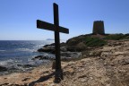 Queste torri vennero costruite tra il XVI e il XVII secolo sulla linea di costa per avvertire le popolazioni che vivevano all'interno delle frequenti incursioni dei pirati saraceni nel sud della Sardegna.