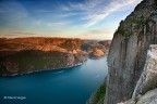 Scattata dal Preikestolen o "Pulpito"  una roccia alta 600 m  a strapiombo sul fiordo.

Ogni suggerimento  ben accetto.