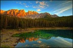 Un HDR piuttosto spinto del tramonto sul lago di Carezza, gli ultimi raggi di sole che si stampano sul massiccio del Latemar e conferiscono a questo panorama gi molto bello un'atmosfera affascinante e suggestiva.