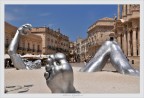 Trovandomi in Piazza Duomo a Ortigia (Siracusa) mi sono imbattuto in questa opera darte moderna dellartista Seward Johnson.
Un vero Shock in una delle pi belle piazze dItalia.
UnImponente opera in un Maestoso Scenario.
Contrasto tra Arte Moderna e Antica.
Nikon D5000
Sigma 18-200
1/2000
f 9
iso 200