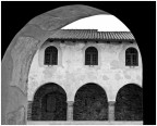 La foto  stata scattata a colori, l'inverno scorso nel chiostro della badia di Ganna in provincia di Varese, e successivamente convertita in bianco e nero con PSCS3. Dati di scatto Sony DSRL A-200, Tamron 17/50 a 30mm, f5, 1/250s, iso100.