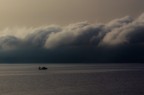 Pescatori rientrano al tramonto,
il maltempo li attende a riva.