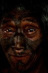 Vecchio guerriero Konyak Naga fotografato all' interno di un Morung nel villaggio di Longwa: I morung sono una sorta di community house dove possono entrare solo gli uomini ed i ragazzi e dove venivano conservati iteschi dei nemici uccisi.
I guerrieri venivano tatuati solo dopo che avevano portato al villaggio almeno una testa di un nemico.