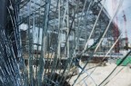 Vetro di "protezione" presso un cantiere edile per la costuzione della "Nuvola" all'EUR (Roma)