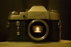 Immagine scattata togliento l'obiettivo a una vecchia Zenit Z3, con specchietto abbassato e una candela all'altezza del mirino. Nessuna fotomanipolazione, scattata con una D40 (obbiettivo Kit).