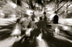 Ho scattato questa foto a un matrimonio utilizzando tempi lunghi e giocando con lo zoom per creare scie luminose e dare un senso di movimento.

Foto scattata con una Nikon D40, ottica Nikkor 18-55