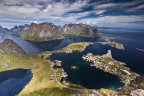 Dopo una bella scarpinata, ecco cosa si vede dalla cima del Reinebringen monte situato nella parte sud delle Lofoten.

Suugerimenti sempre ben accetti.