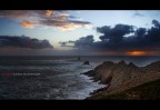Quella sera quando siamo arrivati a Pointe du Raz  non c'era solo e il vento fortissimo alzava spuzzi d'acqua salata e l'era difficile riuscire a fotografare. Ho preparato la macchina dentro la giaccavento e poi in un'attimo di pausa tra un spruzzo e l'altro sono riuscito a "beccare" un bagliore di tramonto.

Canon 40D EFS+Canon EF 17-85mm f/4-5.6 IS USM  a 17mm.
f5.6 1/90 iso100 manolibera