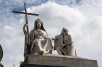 e questa  la statua che si trova posizionata sull'altro lato dell'ingresso della chiesa