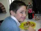 il mio mitico cuginetto intento a spazzolare il suo pranzo