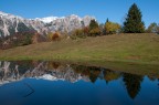 In un minuscolo laghetto si specchia il grande Monte Pasubio