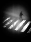 In cammino... attraversando un bianco nero che non ha incroci.
O bianco, o nero ferma rappresentazione. Infinito e' il passo di chi 
non si ferma e, conta i passi da formica, da leone, da gambero in avanti. (Carmen B.)