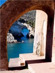 al di ldell'arco..