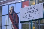 davanti alla casa del cinema in attesa del feretro di Monicelli