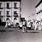 Esperimenti street con kiev 60.
tmax 400 sviluppo, mio primo semistand rodinal special 1+50 per 1h c/a.
Il frame intero non entrava nel mio scanner quidi l'immagine  stata croppata per mantere il formato quadrato, ho aumentato il contrasto

Scansione da negativo, commenti e critiche sempre bene accetti.