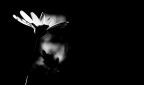 ... una vita vissuta cos, al buio.
L'anima nascosta tra le pieghe delle tenebre, all'ombra di un sogno negato.
In silenzio.
Al buio.