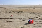 Che ci faccio qui, si chiede un gioco abbandonato dall'estate su una spiaggia vuota da ombrelloni, gente e rumori. Ora resta solo una immensa distesa di sabbia e mare, solo mare!Lasciate un commento o voi che entrate, sar sempre ben accetto! e sopratutto eruditemi!