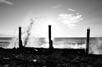 quel che resta di un lido abbandonato ed esposto alla potenza del mare