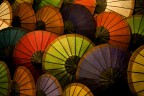 Passeggiando per i mercati d'Oriente ci si perde nei colori e nei profumi..questa volta mi sono fatta rapire dalle tinte di questi ombrellini costruiti con la carta di riso qui in Laos