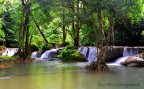 Il suono dell'acqua  il padrone incontrastato del Khao Laem National park, fitta distesa di giungla al confine fra Myanmar e Thailandia