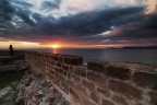 Solo le mura ci proteggono dalla forza di questo tramonto ad Alghero.