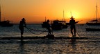 La statua dei pescatori a Buzios al tramonto