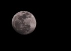 Il fascino della Luna  intramontabile, e pensare che  cosi' lontano da noi ma quanti dettagli si celano dietro tanta distanza, che normalmente nemmeno immaginiamo