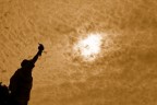Io ed un amico ci siamo messi in testa di tentare di organizzare una mostra fotografica su New York.
Volevo gentilmente chiedere il vostro commento, quindi il vostro aiuto, sulle foto che sono candidate a vedere a luce di una mostra reale.
http://www.flickr.com/photos/brokenslippersfactory/
Buona visione e grazie per l'attenzione e gli eventuali commenti
Grazie
