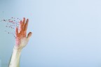 una mano e un p di colore
