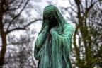 Statua funeraria presso il cimitero di Pre Lachaise, Parigi

Foto elaborata in HDR da tre scatti in bracketing a +/- 1EV
Canon EOS 400D EF 50mm f/1.8 II - ISO 100, f/1,8