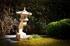 In un giardino una lanterna giapponese, ripresa nella mattinata in cui la nube radioattiva ha raggiunto il nostro paese.