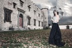 Fotografo: Filippo Coppolino (www.filippocoppolino.com)
MUA: Ursula Spicchiaioli (chiantiweddingservices.com/it/ursula-spicchiaioli)
Abiti: Serena Danei (www.sartoriailcigno.it)
Accessori: Tiziana Schena (www.tizianaschena.it)
Modella: Elena Gonnelli
Location: Castello di Meleto (www.castellomeleto.it)