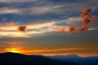 Le nuvole si divertono al tramonto