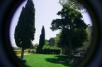 Quella macchina sullo sfondo non ci sta proprio per avevano bussato e sonon andato a vedere chi fosse e poi glie l'ho detto mille volte di non parcheggiare in curva ma che ci volete fare sono ragazzi