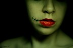 selfportrait greenish.
pelle livida bocca rossa sguardo inesistente. la sofferenza grida.