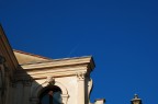 la scia di un aereo nel blu reale di un cielo di gennaio