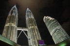 Kuala Lumpur - Novembre 2005. Nikon D70s + Nikon AF-S DX 18-70mm. Le Petronas Twin Towers viste di notte.
