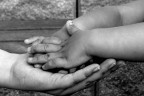 Un gesto d'amore, di fiducia tra mamma e figlio... sembra dire mi fido di Te. sono nelle tue mani.
commenti e critiche ben accetti, grazie