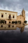 E' importante lavare la propria auto , dopo averla appena parcheggiata il tetto lucido mi ha regalato questa prospettiva della chiesa di Savelletri Brindisi ......
nikon d40  18 mm f11 1/200 iso 200