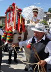 Festeggiamenti in onore del santo patrono di Loreto Aprutino (PE) qui trovate una descrizione della tradizione:
http://www.siamoabruzzesi.com/2011/05/la-festa-di-san-zopito-a-loreto-aprutino-pe/