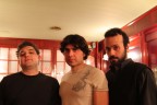 gruppo musicale modenese post rock
f/5
t0.8"
iso400
cavalletto
nessuna psp
i componenti non sono del tutto a fuoco specialmente il ragazzo alla sx, prima dello scatto ho messo a fuoco sugli occhi del ragazzo centrale e pensavo con diaframma 5 d'ottener una buona nitidezza

consigli e critiche sempre ben accette
grazie