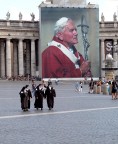 Durante una passeggiata romana ho visto queste 4 suorine che attraversavano piazza S. Pietro con alle spalle la foto di G.P. II. NOn ho resistito.