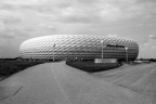 Munchen Allianz Arena, foto con Canon EOS 450D, T1/80 f16, iso 100, lente 25mm (18-55 kit base Canon), white balance Auto, convertita in bianco e nero in photoshop. Mi sono ispiratoa i toni di Basilico (s, lo so, punto troppo in alto ^_^ ). Voglio le critiche! Grazie ; )
