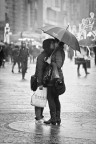 Milano, giornata di pioggia e tenerezza