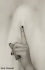 Ho bisogno di silenzio come te che leggi col pensiero non ad alta voce
il suono del...la mia stessa voce adesso sarebbe rumore
non parole ma solo rumore fastidioso che mi distrae dal pensare.
Ho bisogno di silenzio esco e per strada le solite persone
che conoscono la mia parlantina disorietante dal mio rapido buongiorno
chiss, forse pensano che ho fretta...

Chi di parole da me ne ha avute tante
e non ne vuole pi,
ha bisogno, come me, di silenzio...