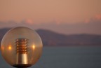 cambio della guardia......sole al tramonto e globo che  sta per accendersi.....