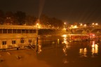 Tevere in piena, tutto intorno  di un'ocra giallastro;
Lampioni, fango, acqua.